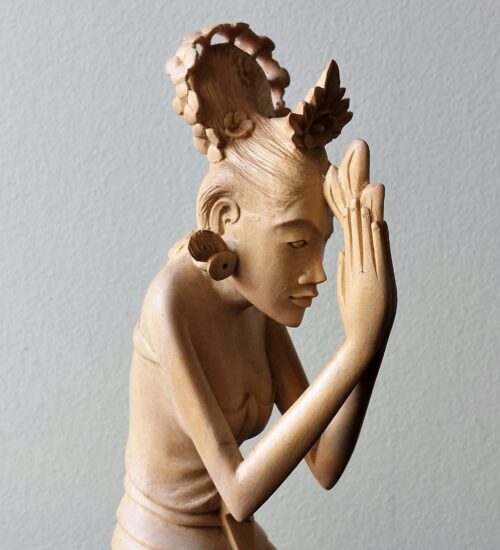 praying-girl-woodcarving