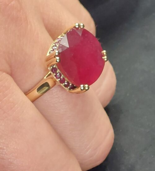 Burmese-ruby-solid-gold-ring