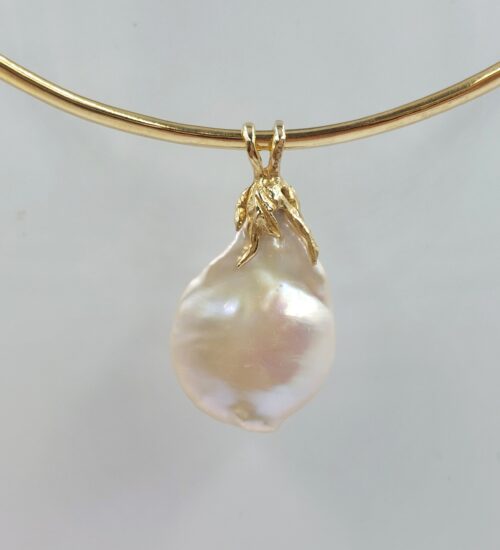 large-baroque-pearl-solid-gold