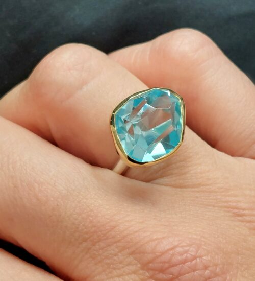 18ct-gold-aquamarine-ring