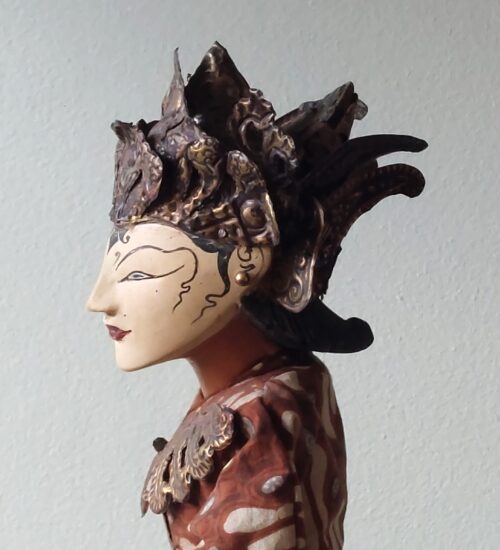 antique-style-wooden-puppets